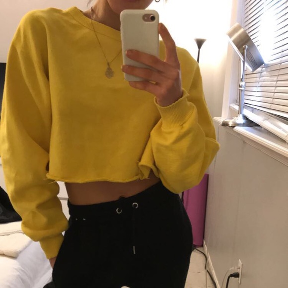 Yellow vintage cropped sweater crewneck. - Picture 3 of 4